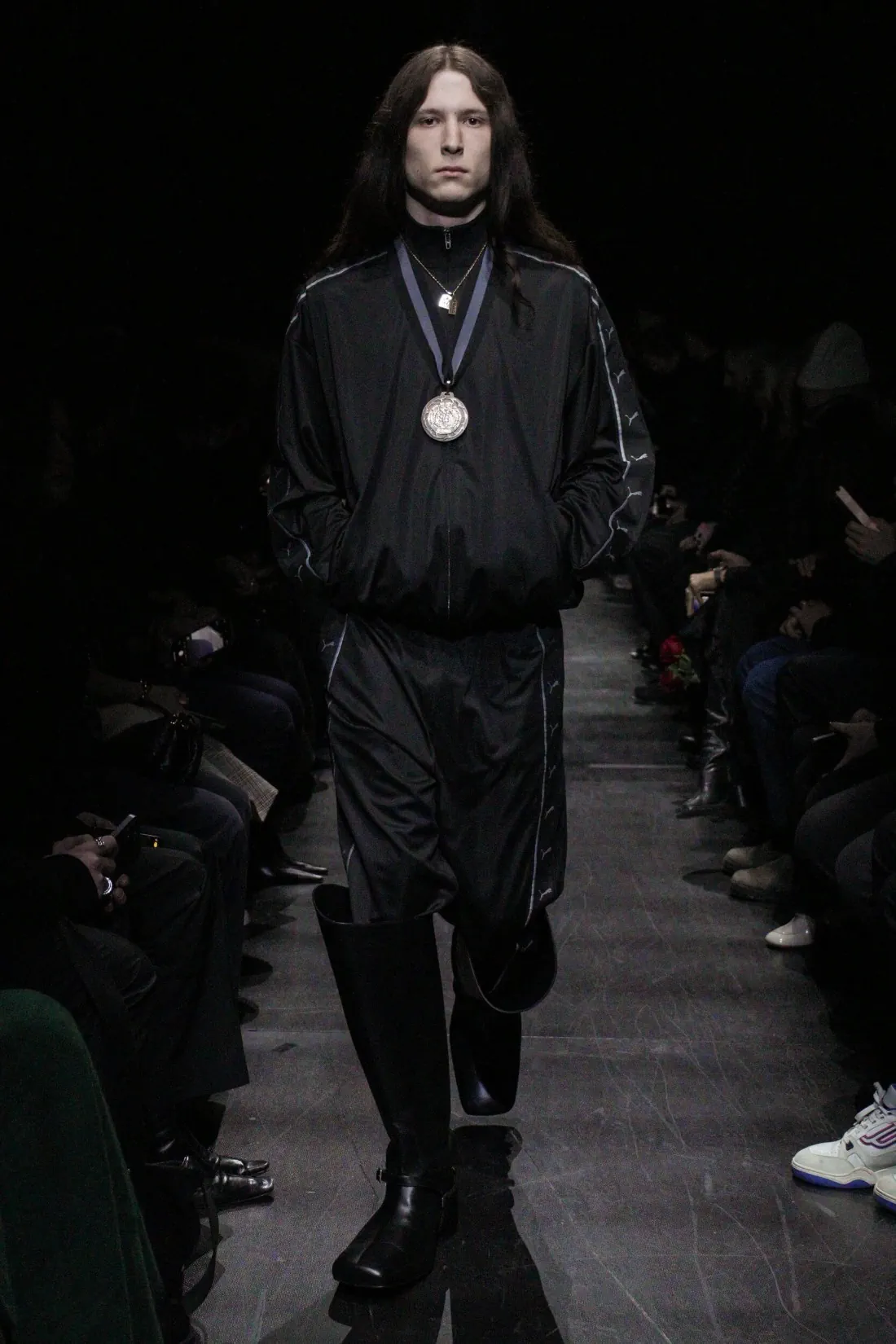 Balenciaga Automne 2025 introduit un nouveau standard plus accessible