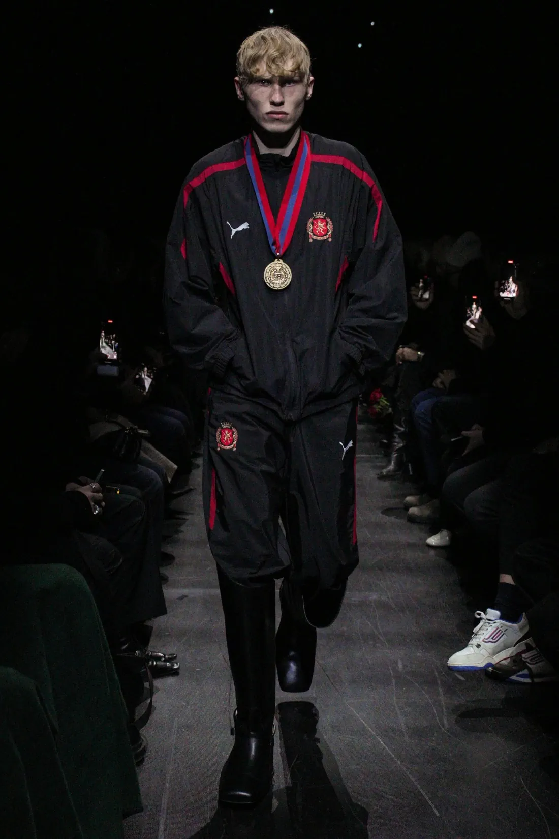 Balenciaga Automne 2025 introduit un nouveau standard plus accessible