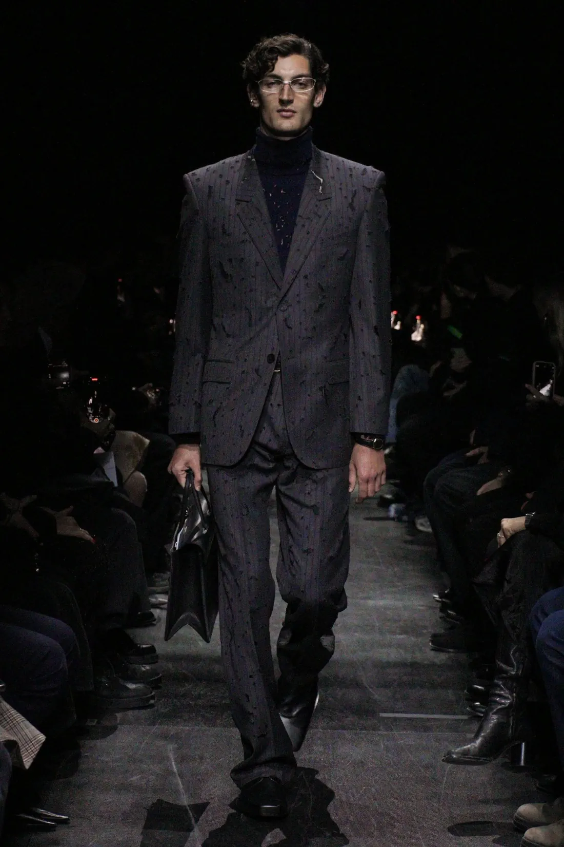 Balenciaga Automne 2025 introduit un nouveau standard plus accessible