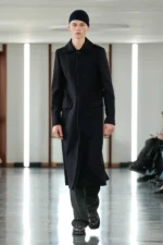 La collection Homme Automne 2025 de Bally explore la discipline et la rébellion face à la skyline de Milan