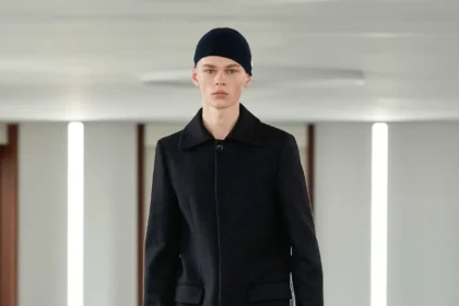 La collection Homme Automne 2025 de Bally explore la discipline et la rébellion face à la skyline de Milan