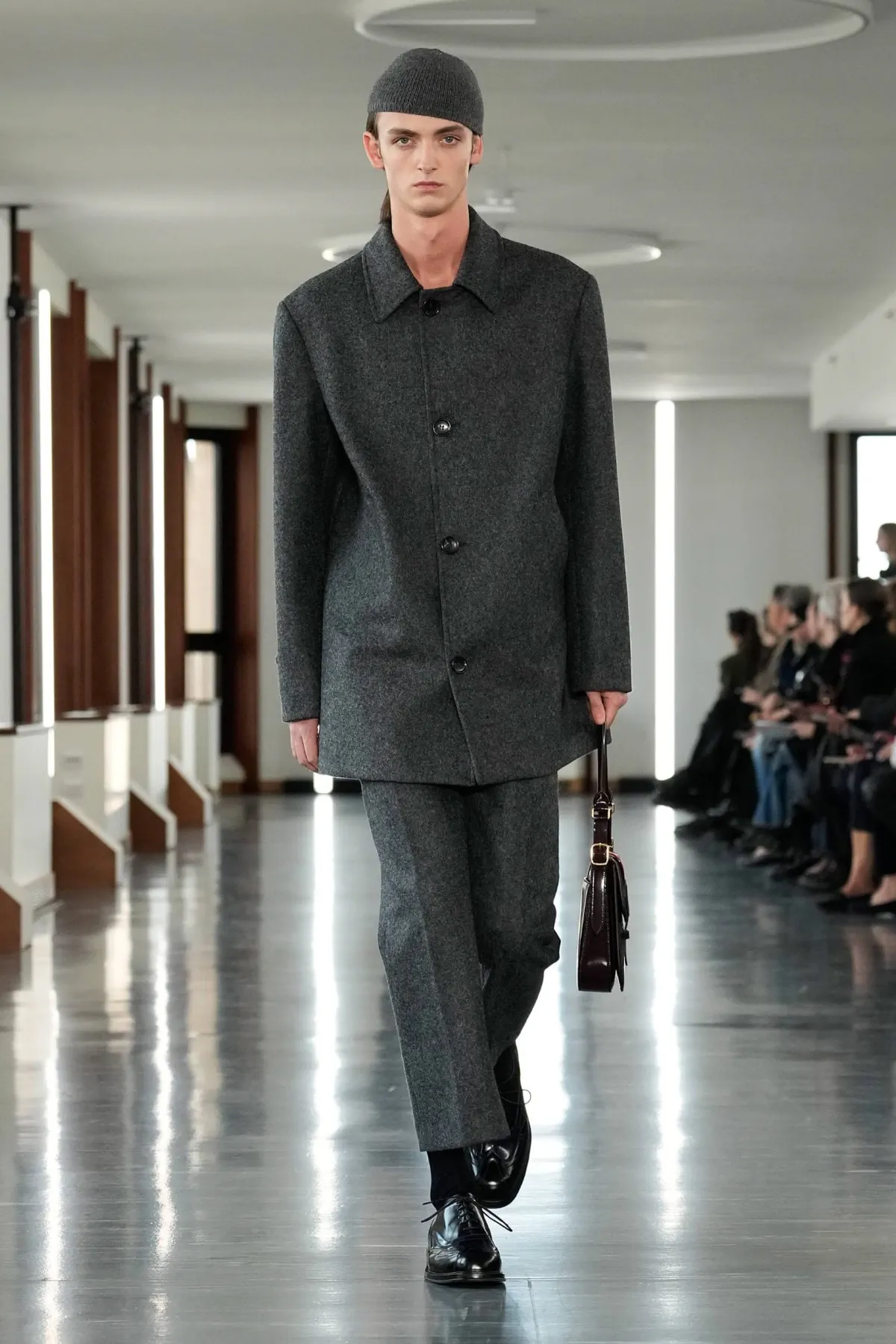 La collection Homme Automne 2025 de Bally explore la discipline et la rébellion face à la skyline de Milan