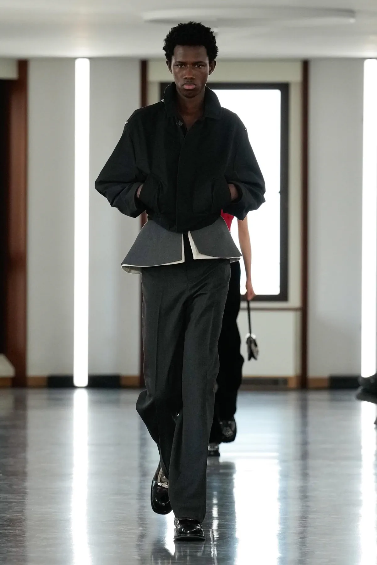 La collection Homme Automne 2025 de Bally explore la discipline et la rébellion face à la skyline de Milan