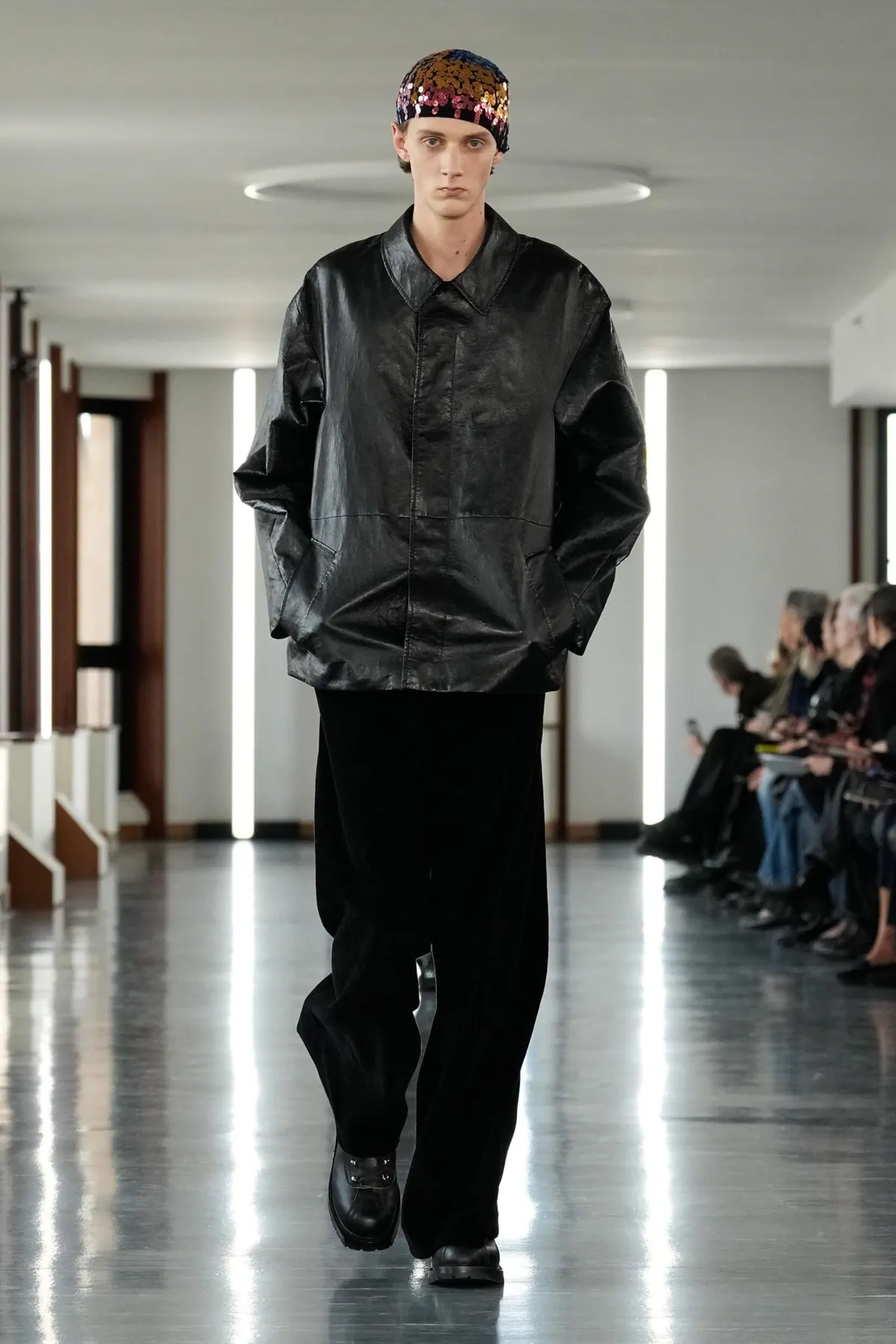 La collection Homme Automne 2025 de Bally explore la discipline et la rébellion face à la skyline de Milan