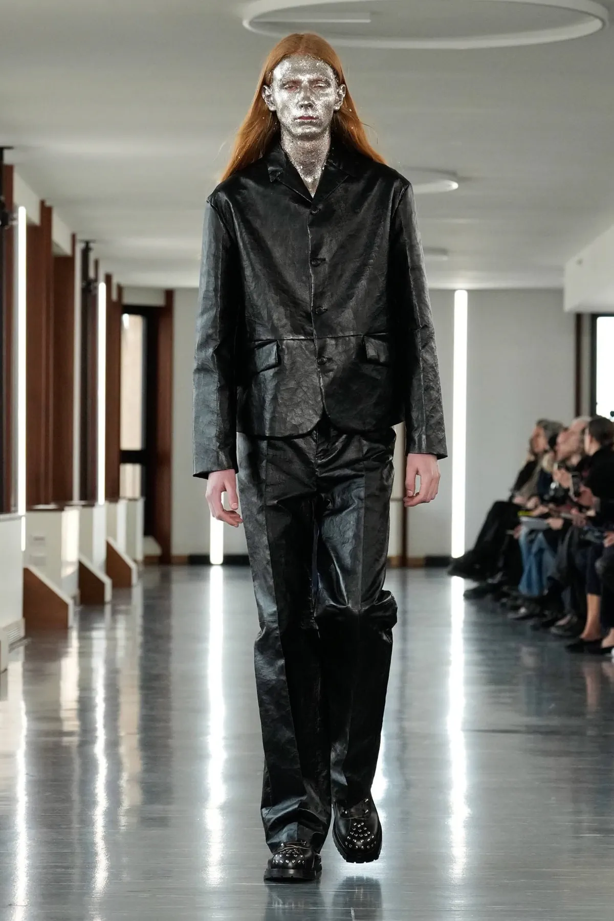 La collection Homme Automne 2025 de Bally explore la discipline et la rébellion face à la skyline de Milan