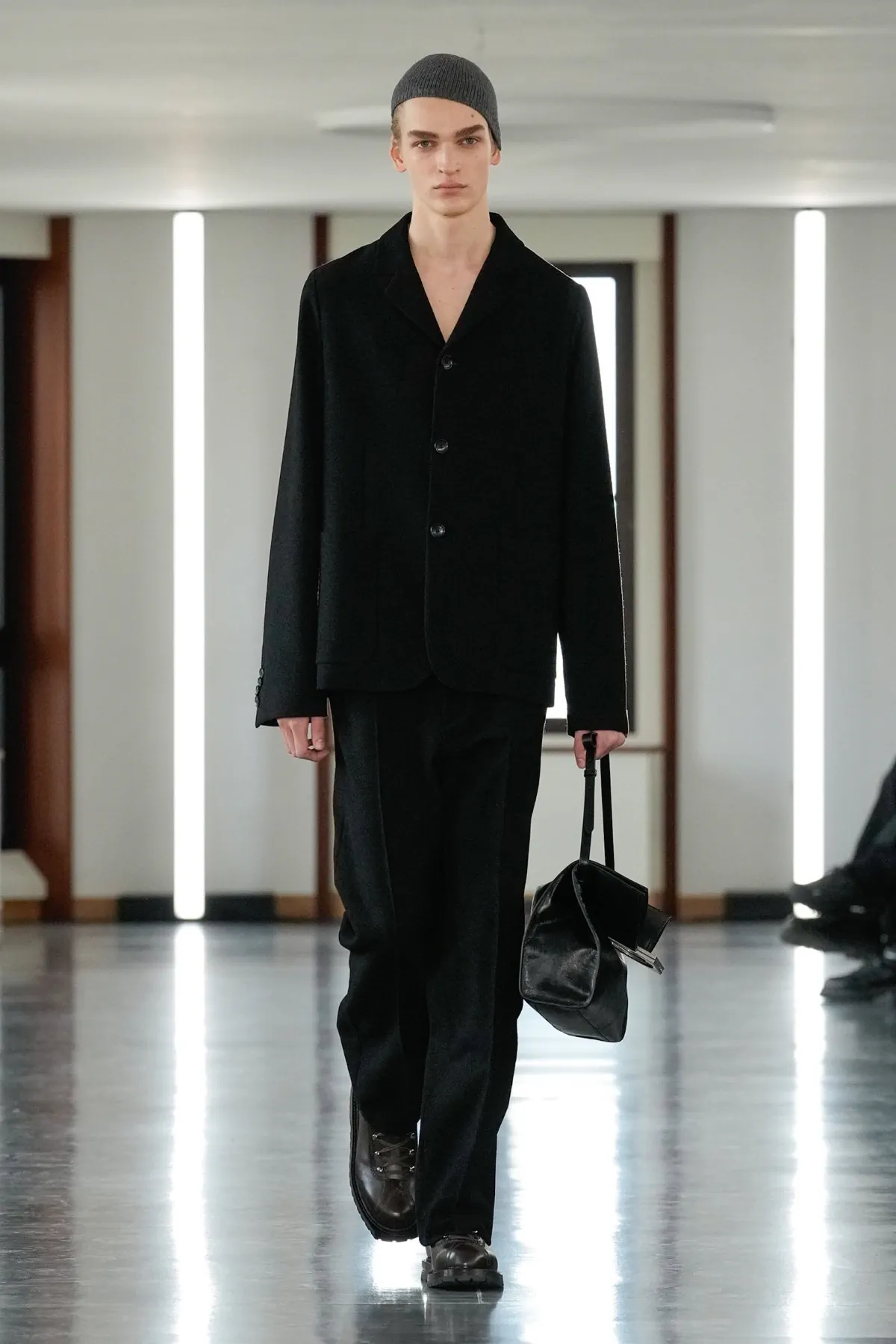 La collection Homme Automne 2025 de Bally explore la discipline et la rébellion face à la skyline de Milan