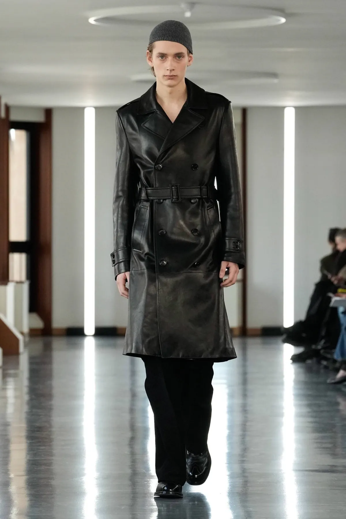 La collection Homme Automne 2025 de Bally explore la discipline et la rébellion face à la skyline de Milan