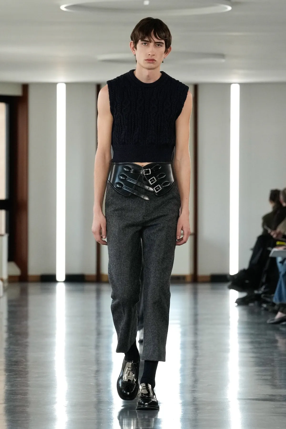 La collection Homme Automne 2025 de Bally explore la discipline et la rébellion face à la skyline de Milan