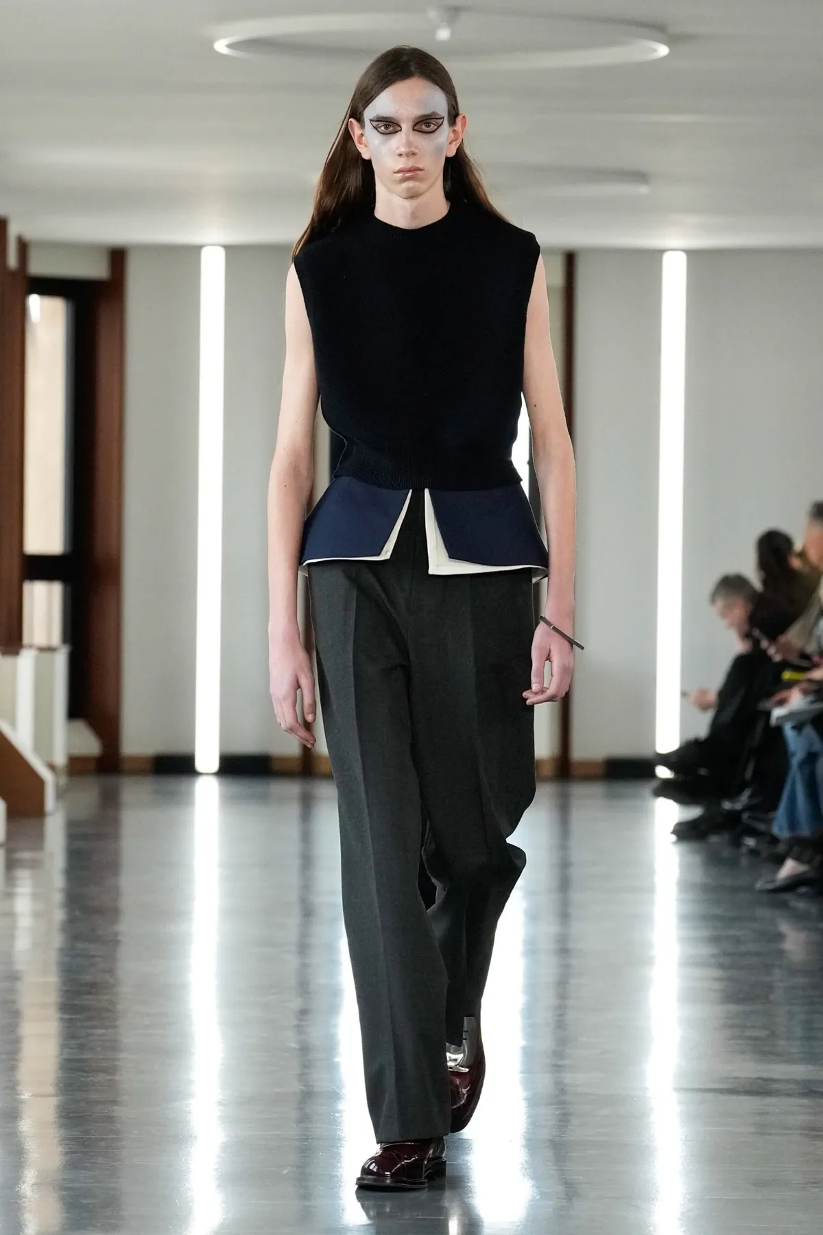 La collection Homme Automne 2025 de Bally explore la discipline et la rébellion face à la skyline de Milan