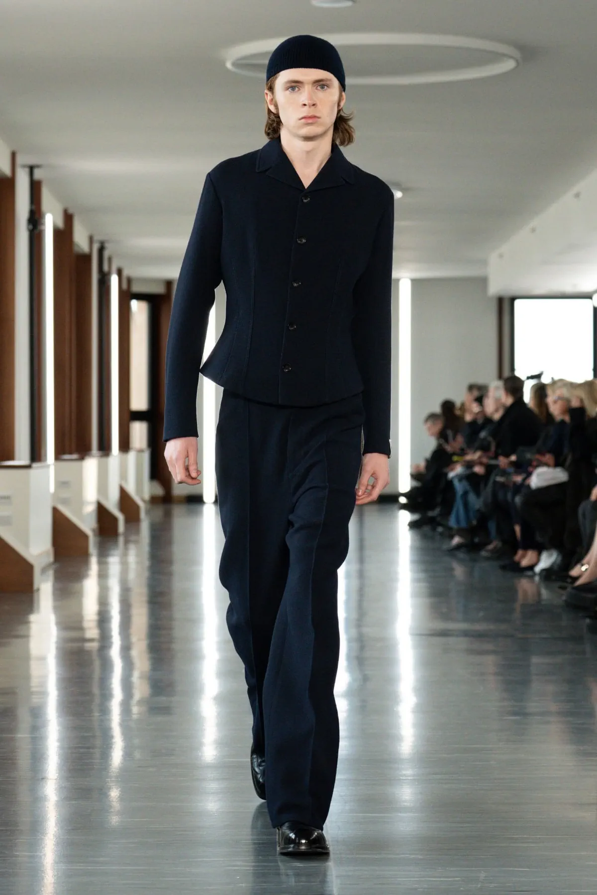 La collection Homme Automne 2025 de Bally explore la discipline et la rébellion face à la skyline de Milan