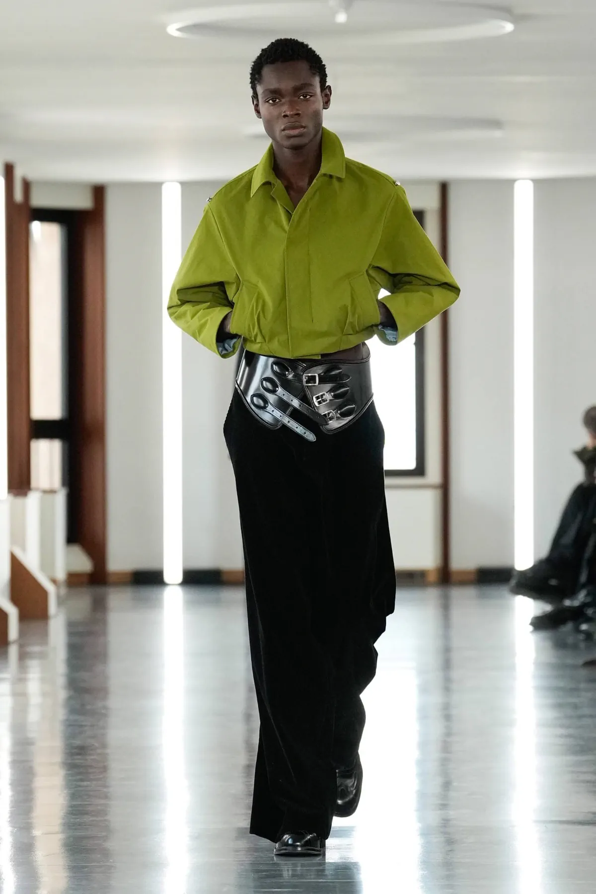 La collection Homme Automne 2025 de Bally explore la discipline et la rébellion face à la skyline de Milan