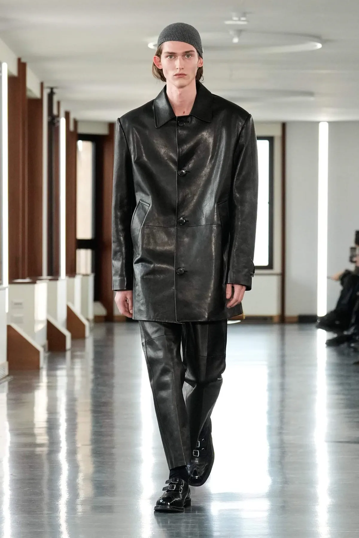 La collection Homme Automne 2025 de Bally explore la discipline et la rébellion face à la skyline de Milan