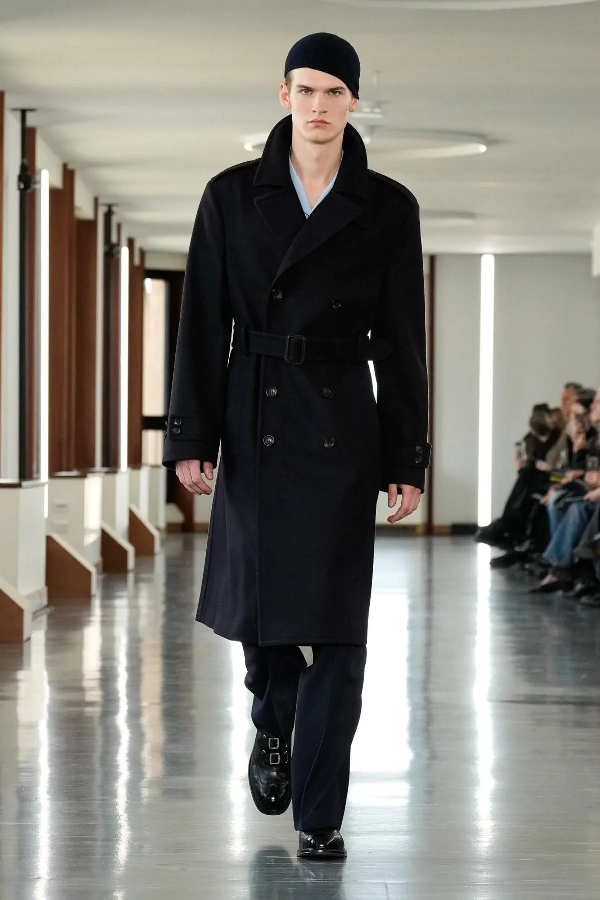 La collection Homme Automne 2025 de Bally explore la discipline et la rébellion face à la skyline de Milan