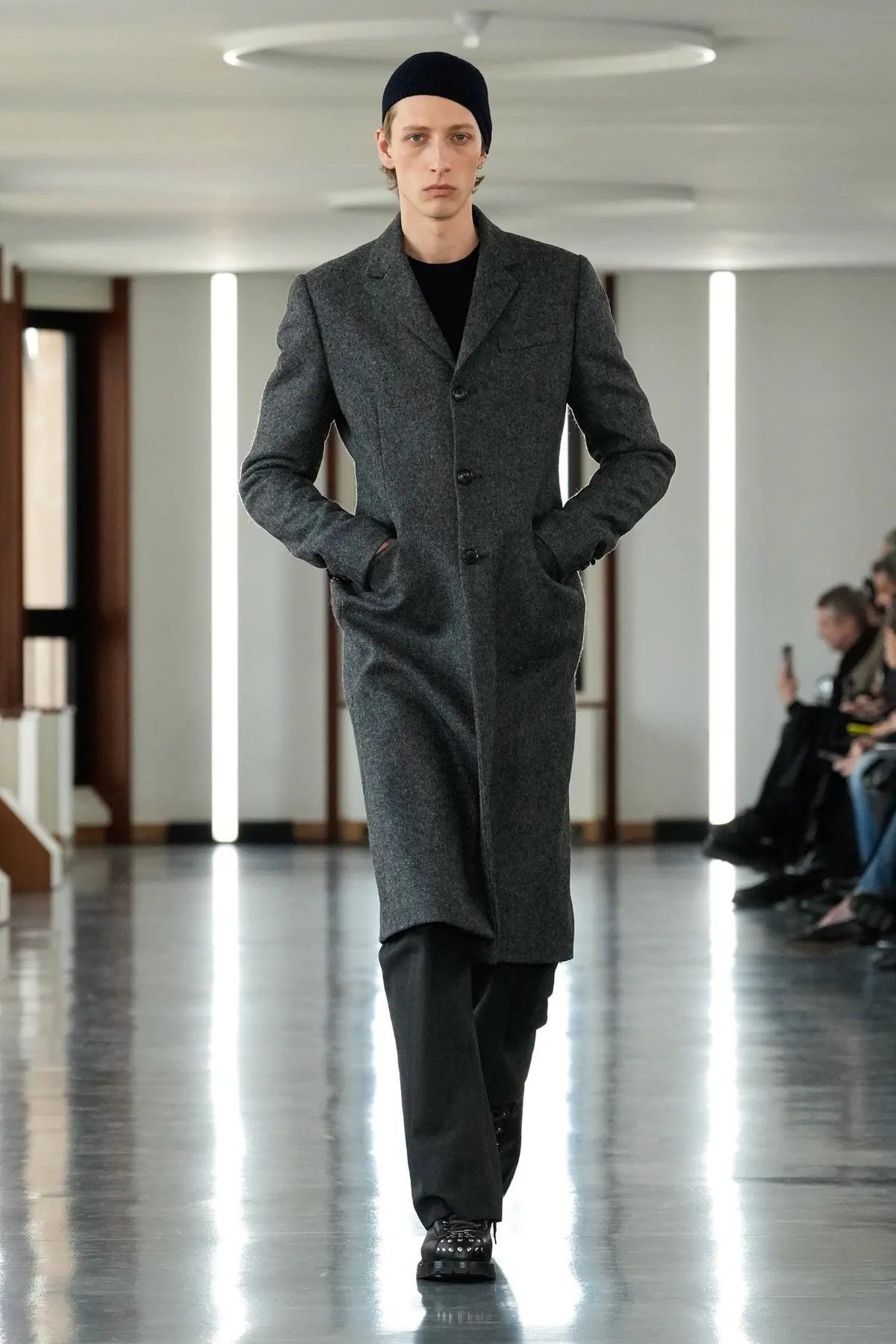 La collection Homme Automne 2025 de Bally explore la discipline et la rébellion face à la skyline de Milan