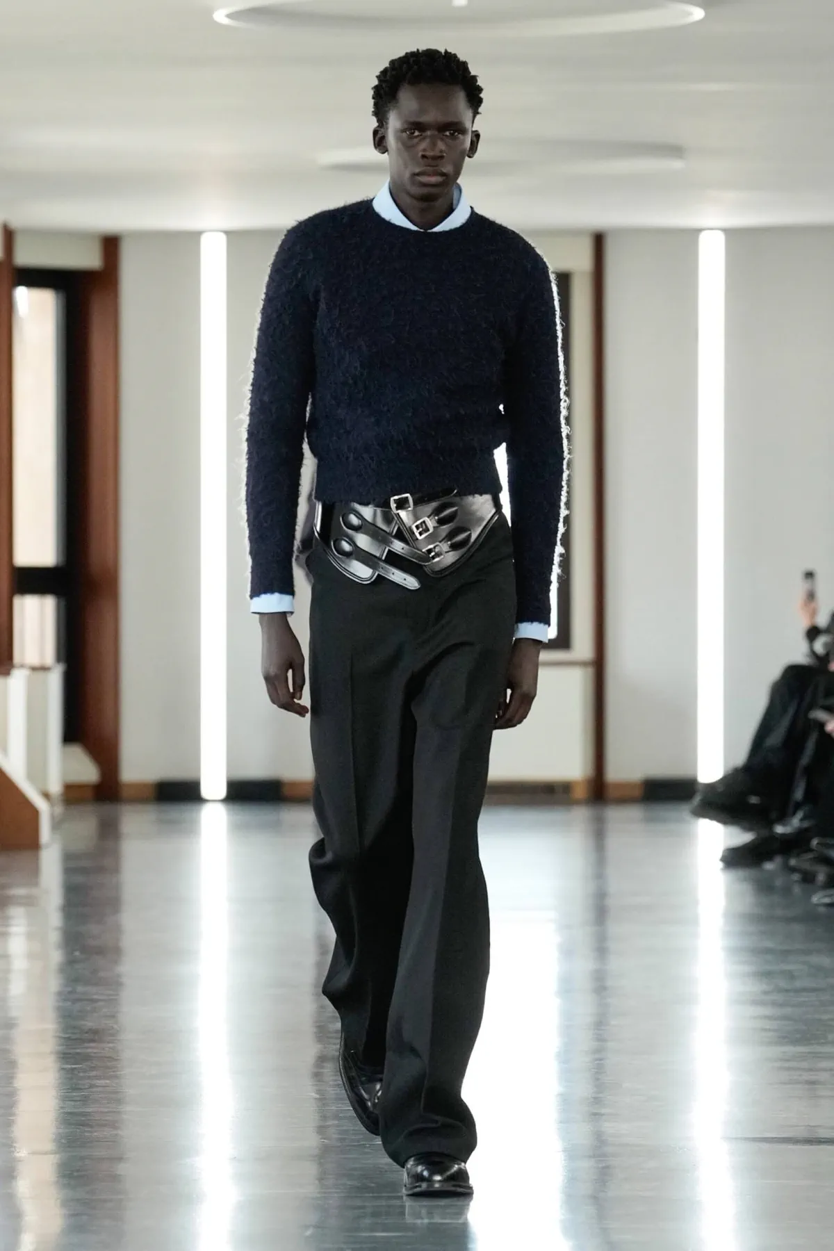 La collection Homme Automne 2025 de Bally explore la discipline et la rébellion face à la skyline de Milan