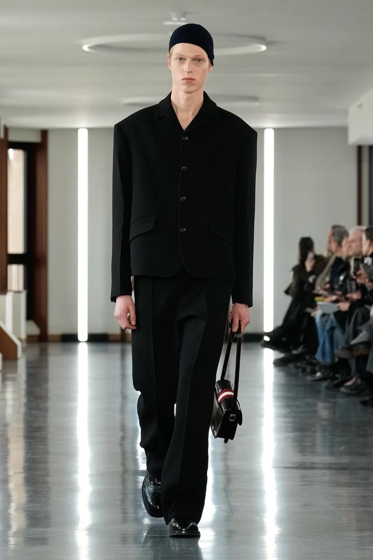 La collection Homme Automne 2025 de Bally explore la discipline et la rébellion face à la skyline de Milan