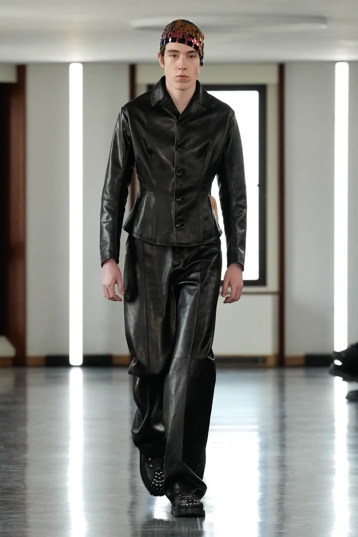 La collection Homme Automne 2025 de Bally explore la discipline et la rébellion face à la skyline de Milan