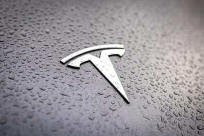 L'ère dorée de Tesla s'essouffle. Fin de règne pour l'empire électrique d'Elon Musk ?