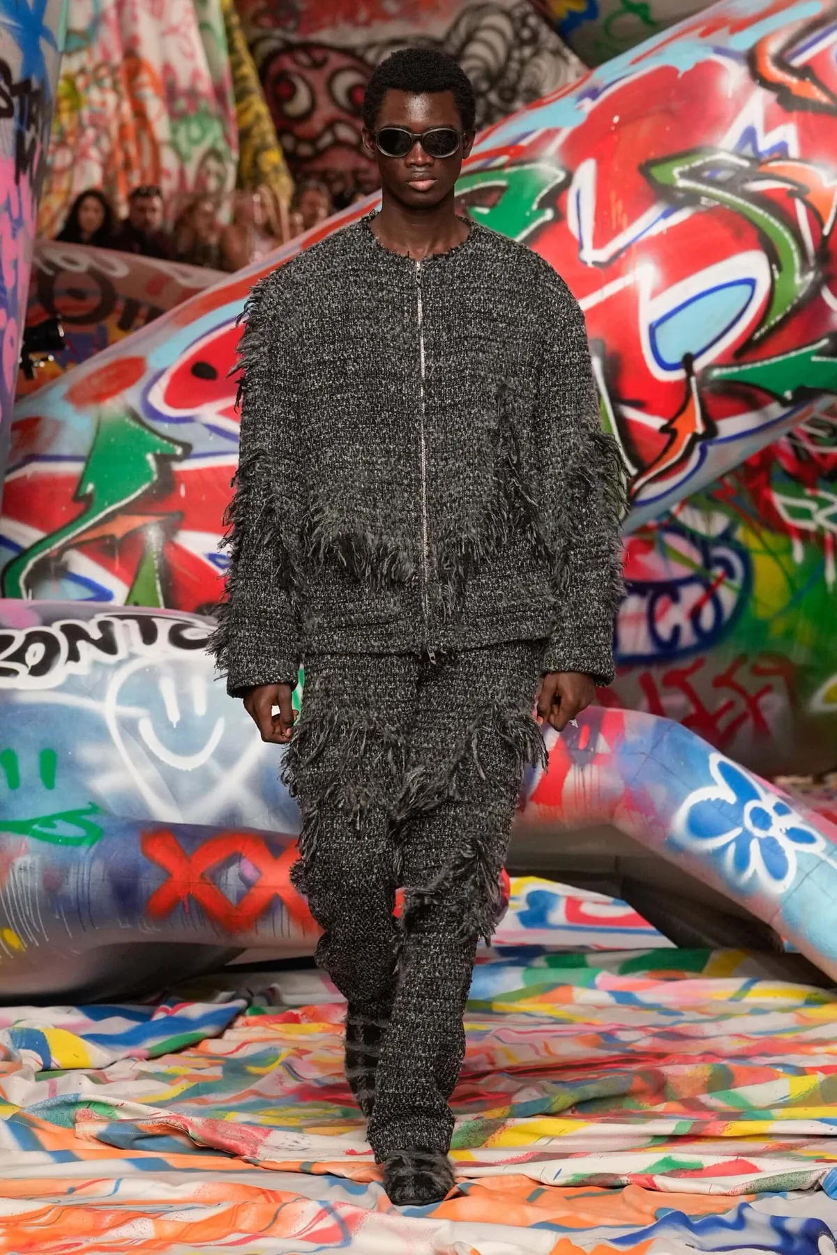 La collection Automne 2025 de Glenn Martens pour Diesel réinvente avec audace la mode masculine avant-gardiste