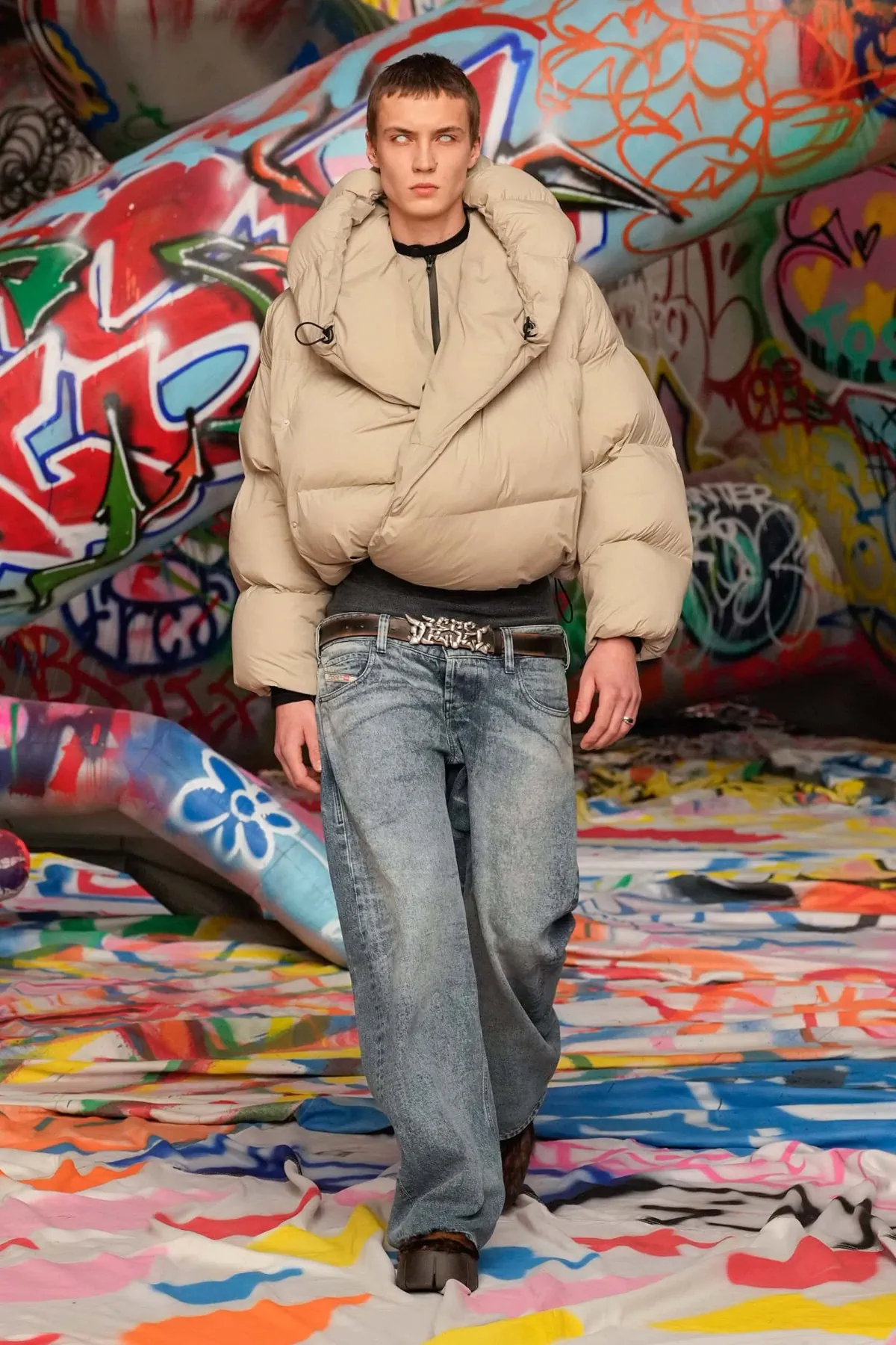 La collection Automne 2025 de Glenn Martens pour Diesel réinvente avec audace la mode masculine avant-gardiste
