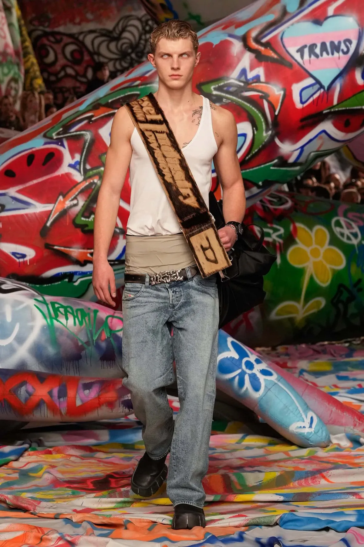 La collection Automne 2025 de Glenn Martens pour Diesel réinvente avec audace la mode masculine avant-gardiste
