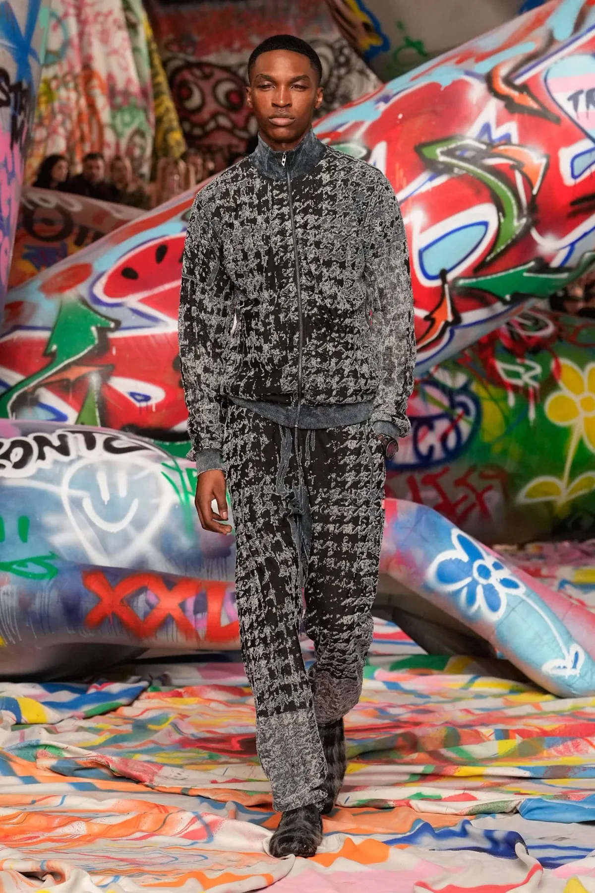 La collection Automne 2025 de Glenn Martens pour Diesel réinvente avec audace la mode masculine avant-gardiste