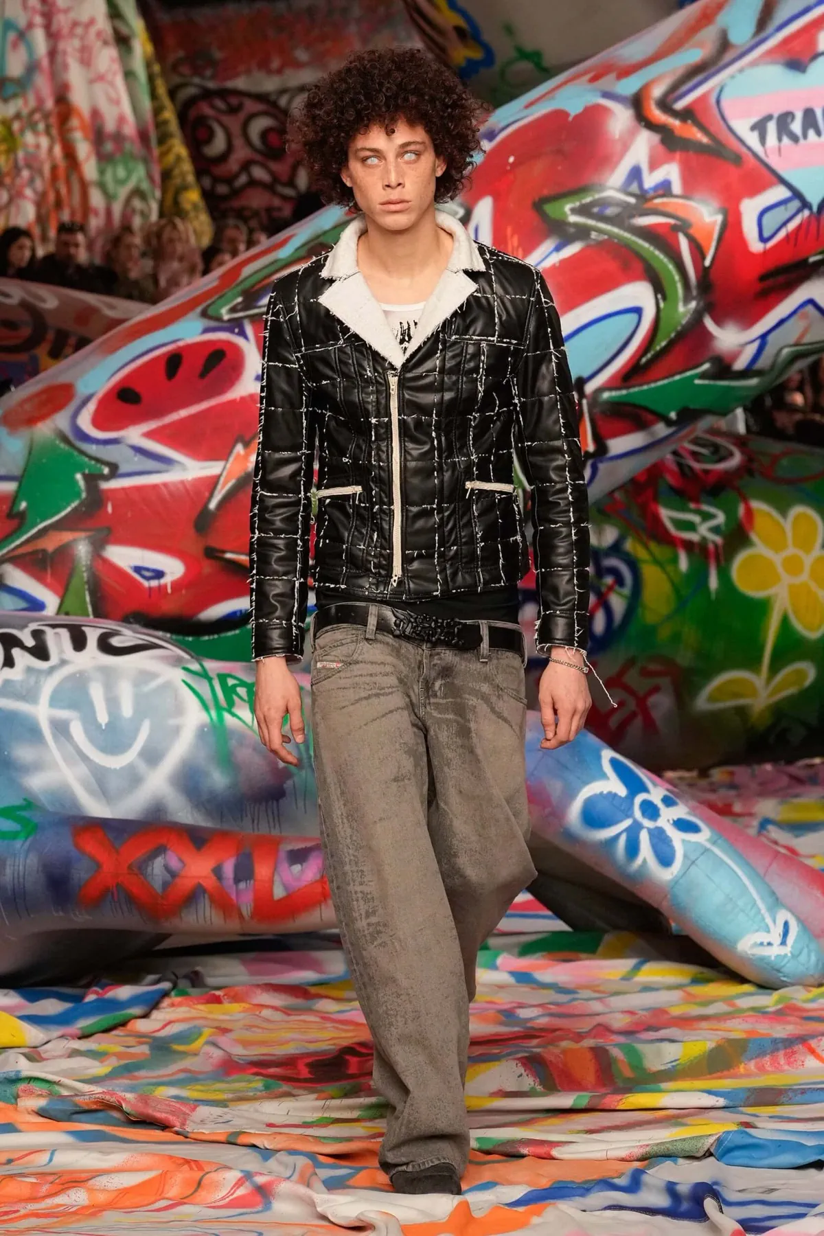 La collection Automne 2025 de Glenn Martens pour Diesel réinvente avec audace la mode masculine avant-gardiste