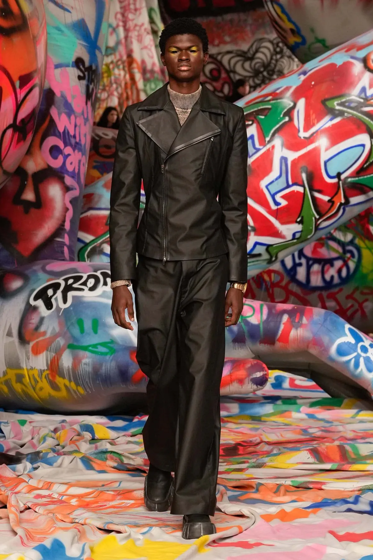 La collection Automne 2025 de Glenn Martens pour Diesel réinvente avec audace la mode masculine avant-gardiste