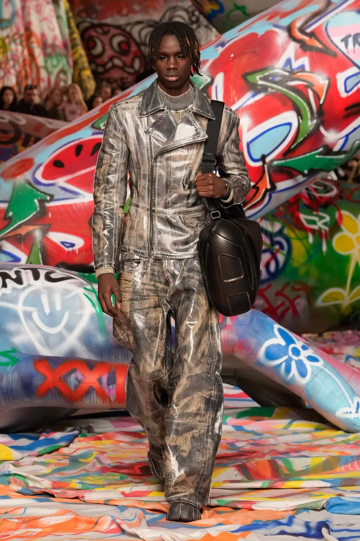 La collection Automne 2025 de Glenn Martens pour Diesel réinvente avec audace la mode masculine avant-gardiste
