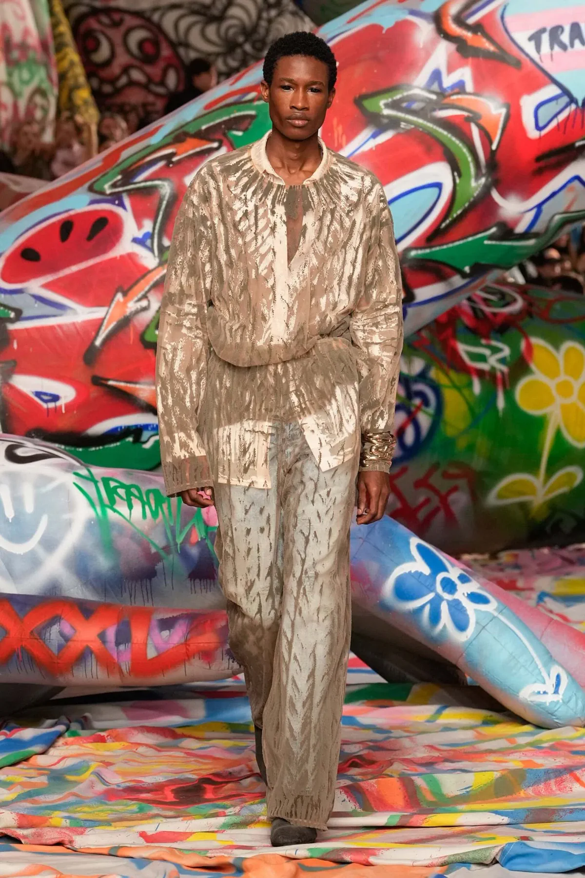 La collection Automne 2025 de Glenn Martens pour Diesel réinvente avec audace la mode masculine avant-gardiste