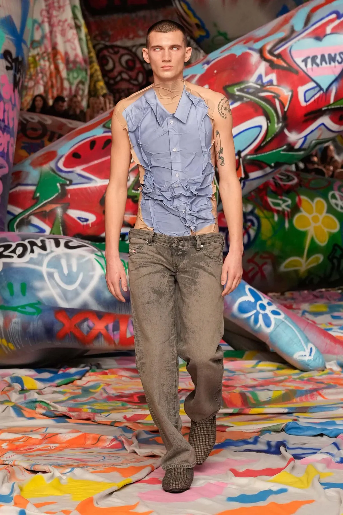 La collection Automne 2025 de Glenn Martens pour Diesel réinvente avec audace la mode masculine avant-gardiste