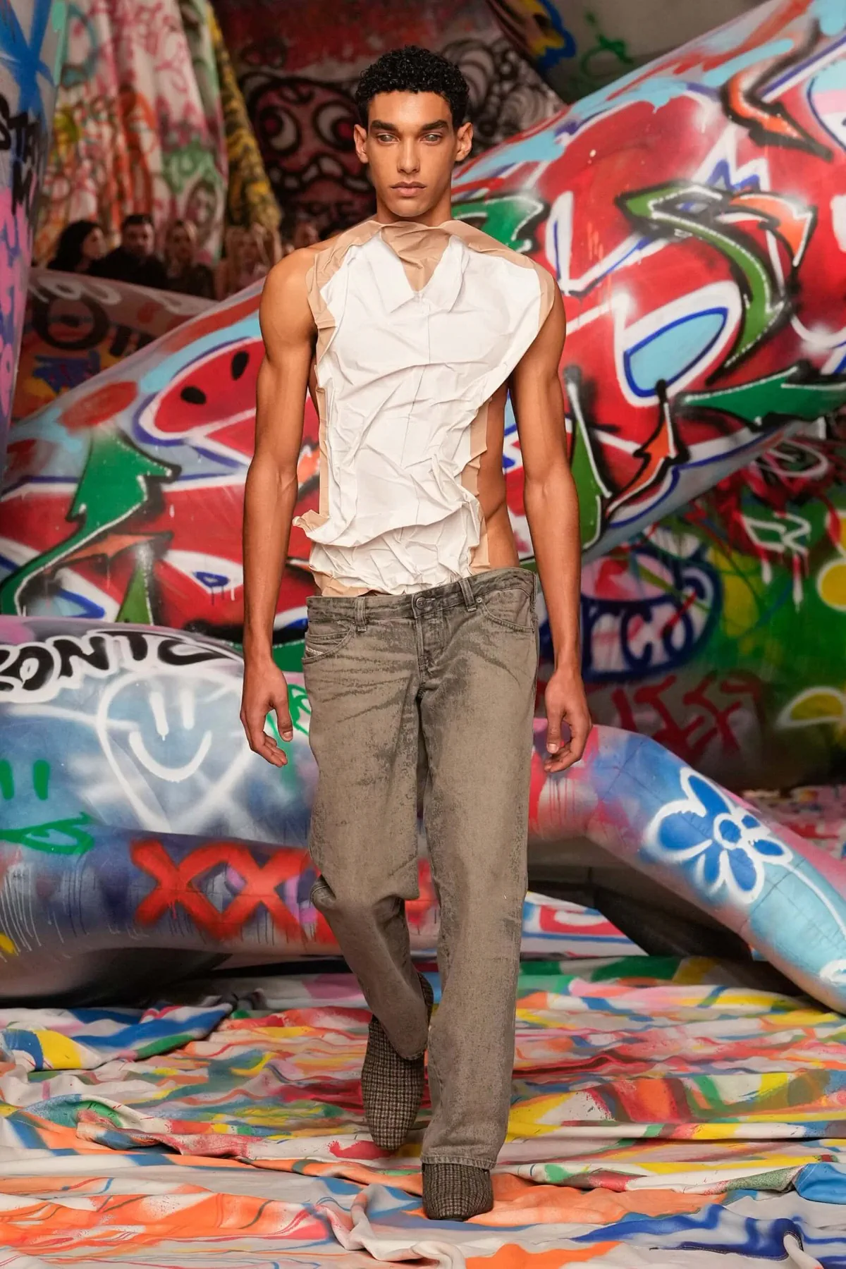 La collection Automne 2025 de Glenn Martens pour Diesel réinvente avec audace la mode masculine avant-gardiste