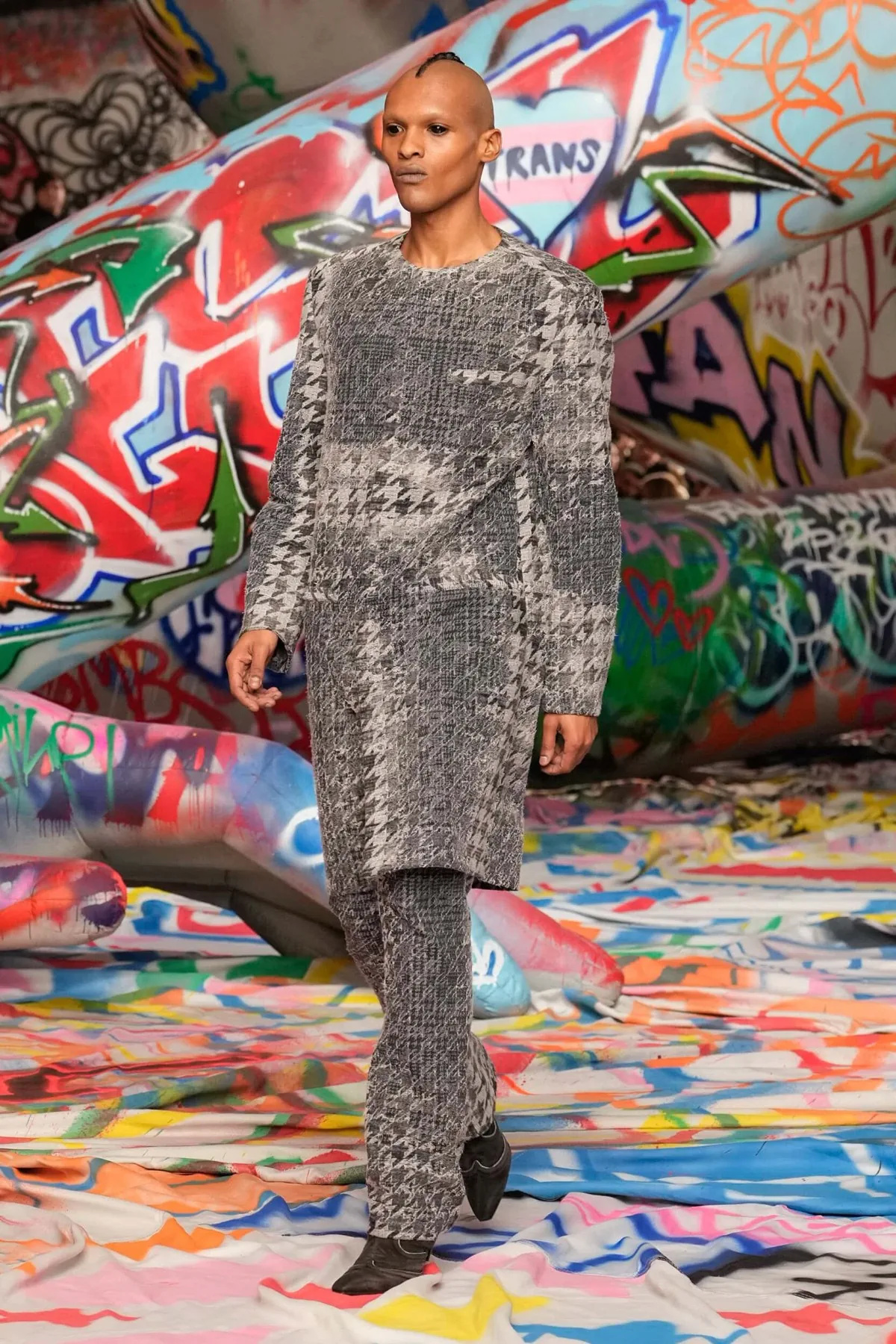La collection Automne 2025 de Glenn Martens pour Diesel réinvente avec audace la mode masculine avant-gardiste