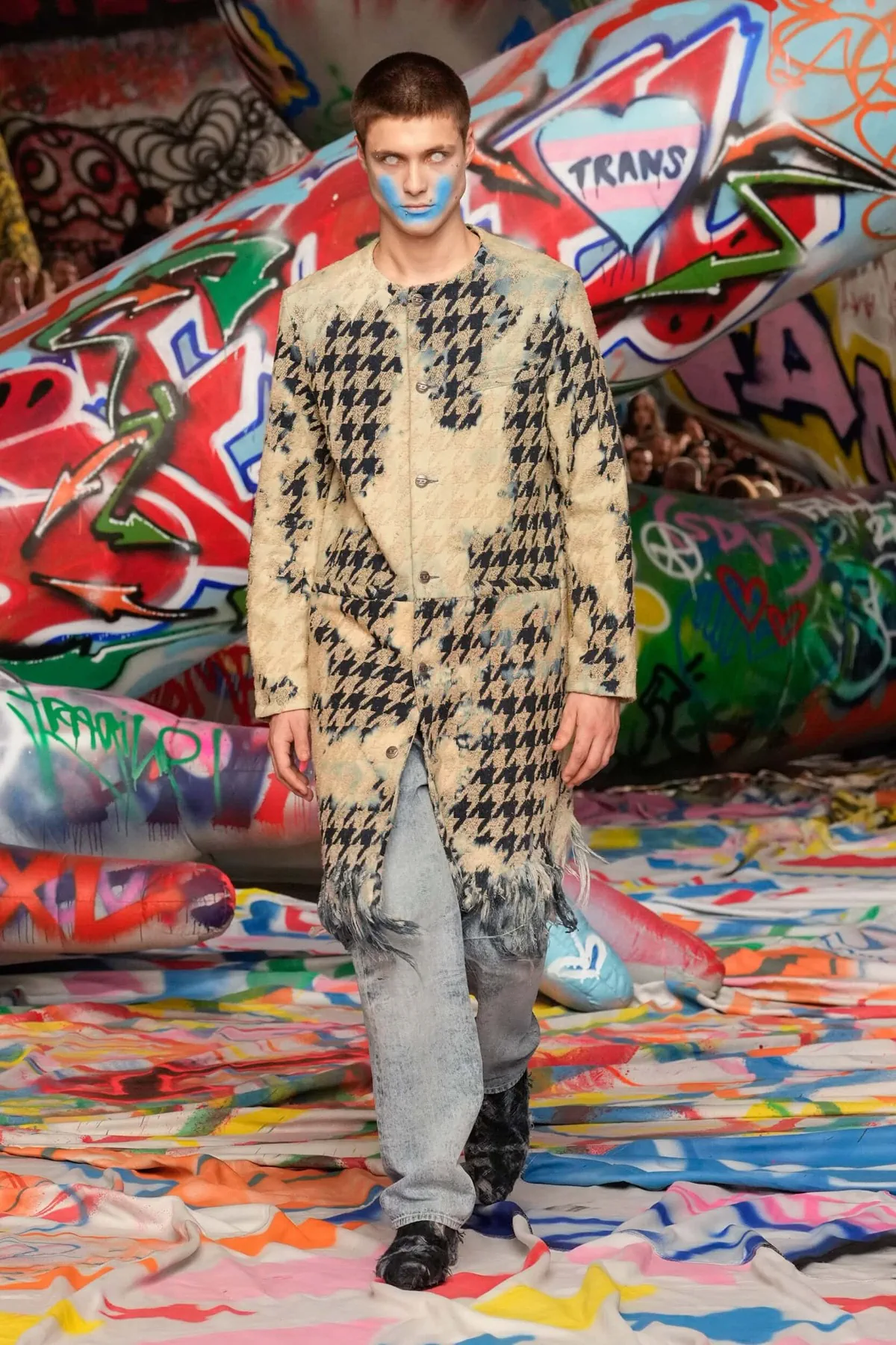 La collection Automne 2025 de Glenn Martens pour Diesel réinvente avec audace la mode masculine avant-gardiste