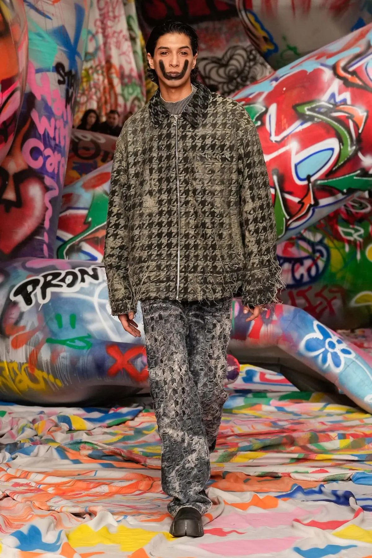 La collection Automne 2025 de Glenn Martens pour Diesel réinvente avec audace la mode masculine avant-gardiste