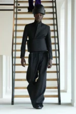 Duran Lantink défend l'expression créative avec des prothèses mammaires provocantes pour l'automne 2025