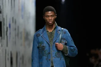 La collection Homme Automne 2025 d'Etro met en avant des motifs audacieux dans une modernité épurée