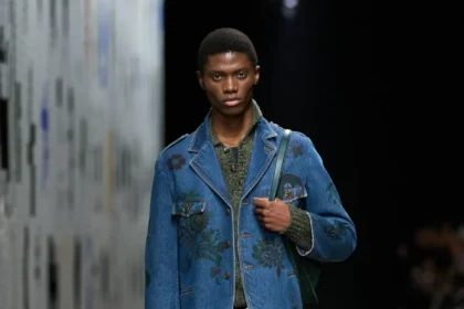 La collection Homme Automne 2025 d'Etro met en avant des motifs audacieux dans une modernité épurée