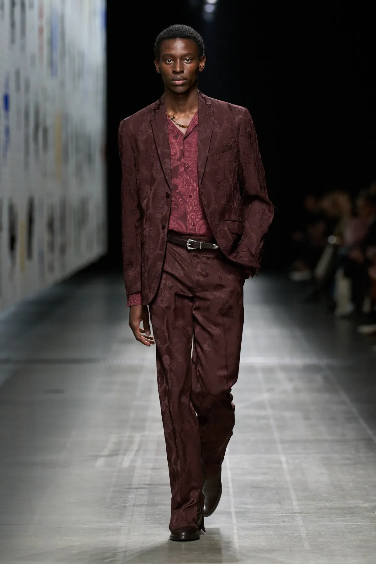 La collection Homme Automne 2025 d'Etro met en avant des motifs audacieux dans une modernité épurée