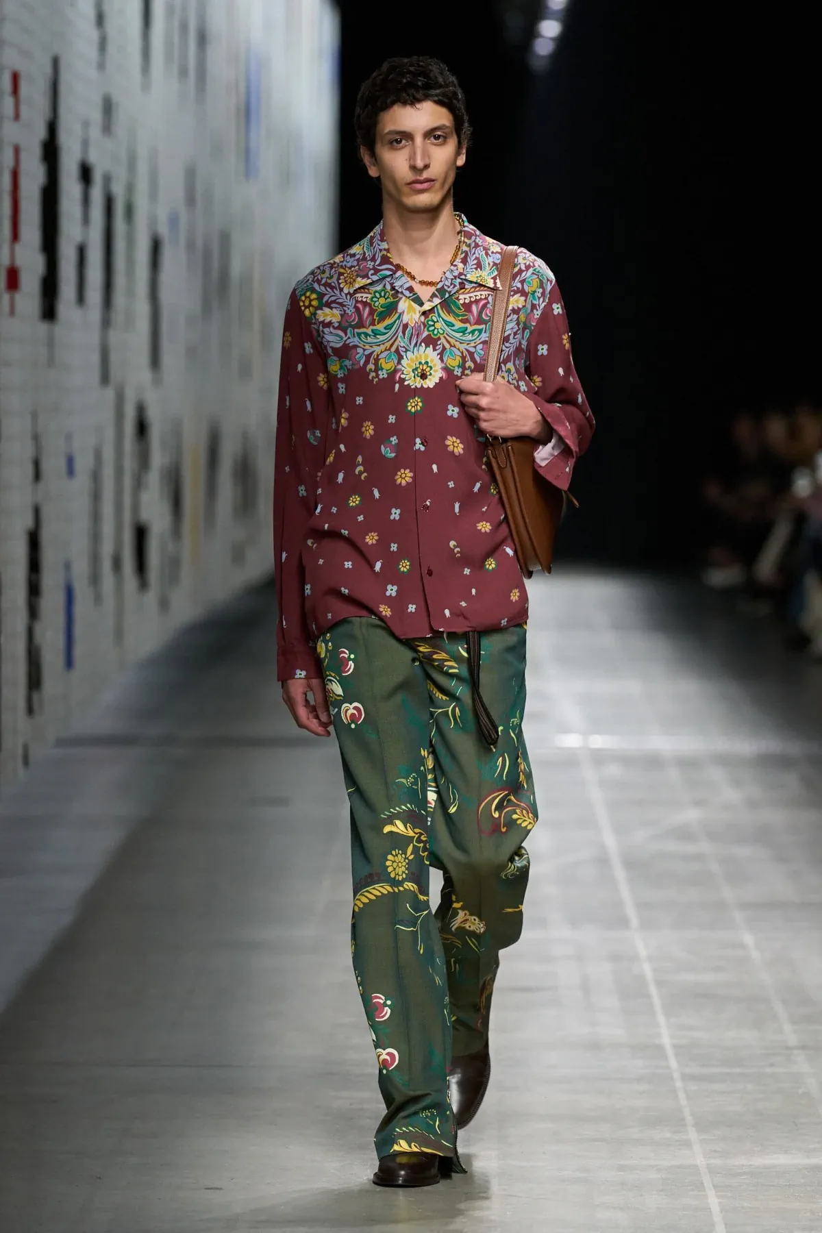 La collection Homme Automne 2025 d'Etro met en avant des motifs audacieux dans une modernité épurée