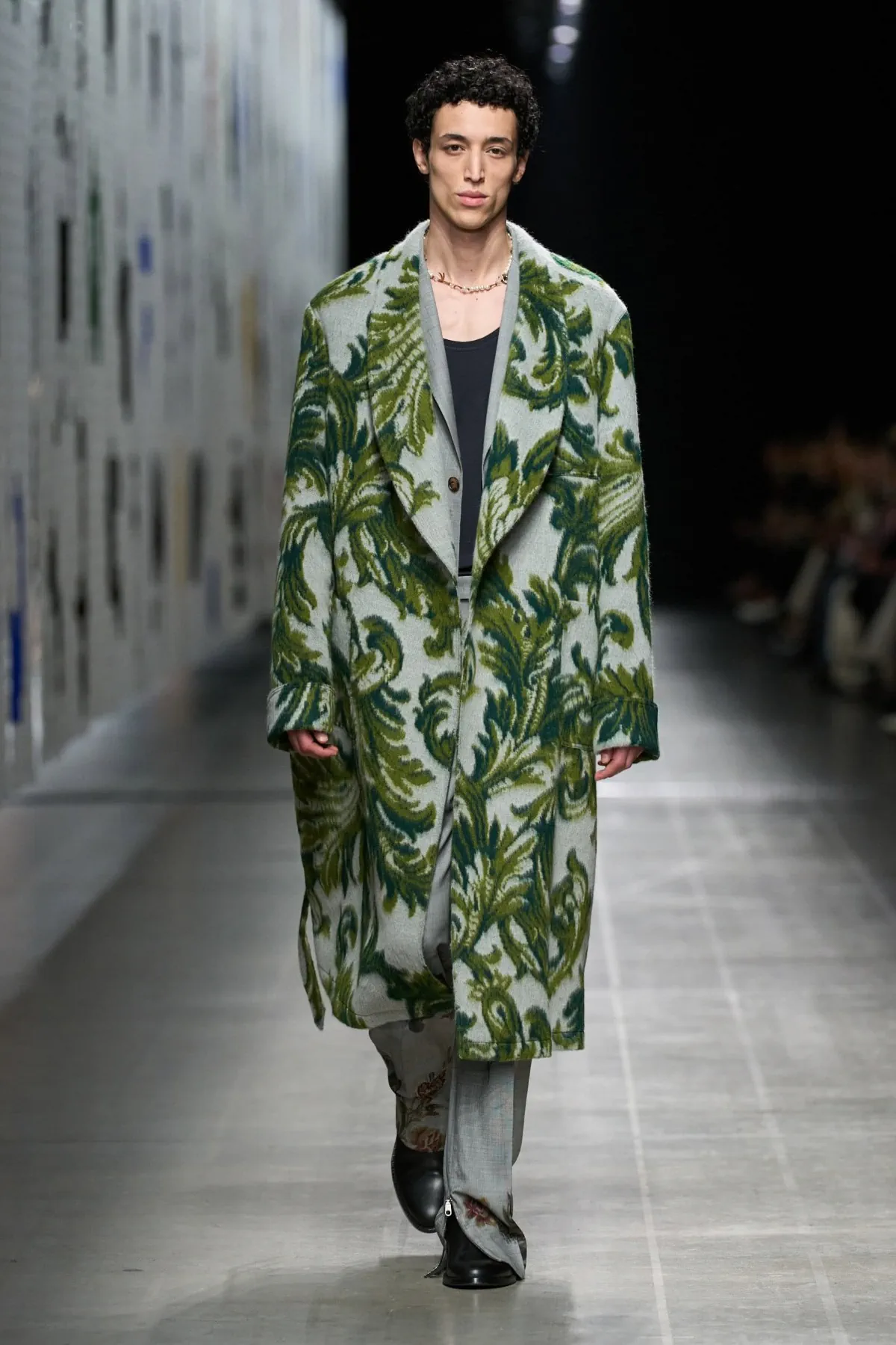 La collection Homme Automne 2025 d'Etro met en avant des motifs audacieux dans une modernité épurée