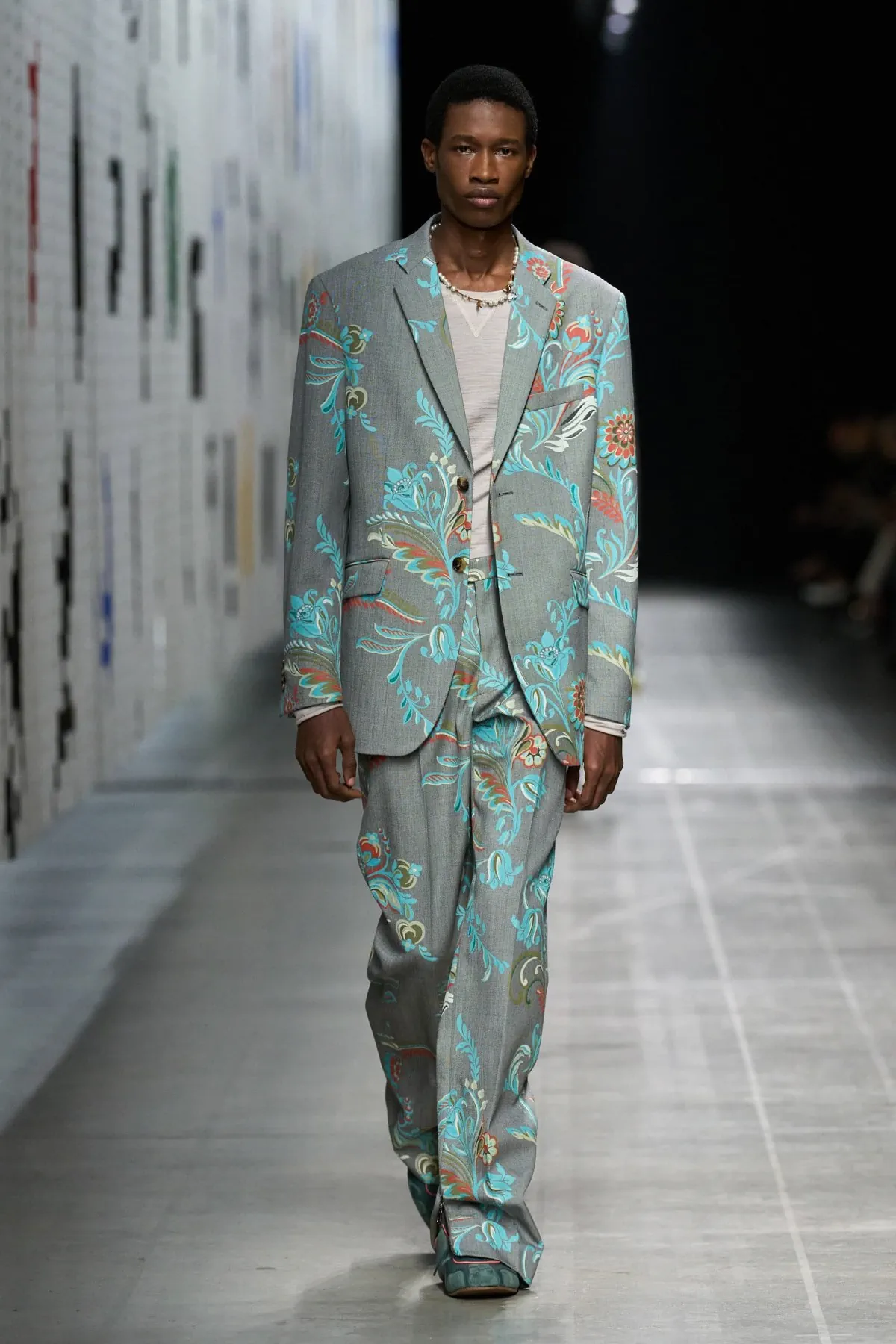 La collection Homme Automne 2025 d'Etro met en avant des motifs audacieux dans une modernité épurée