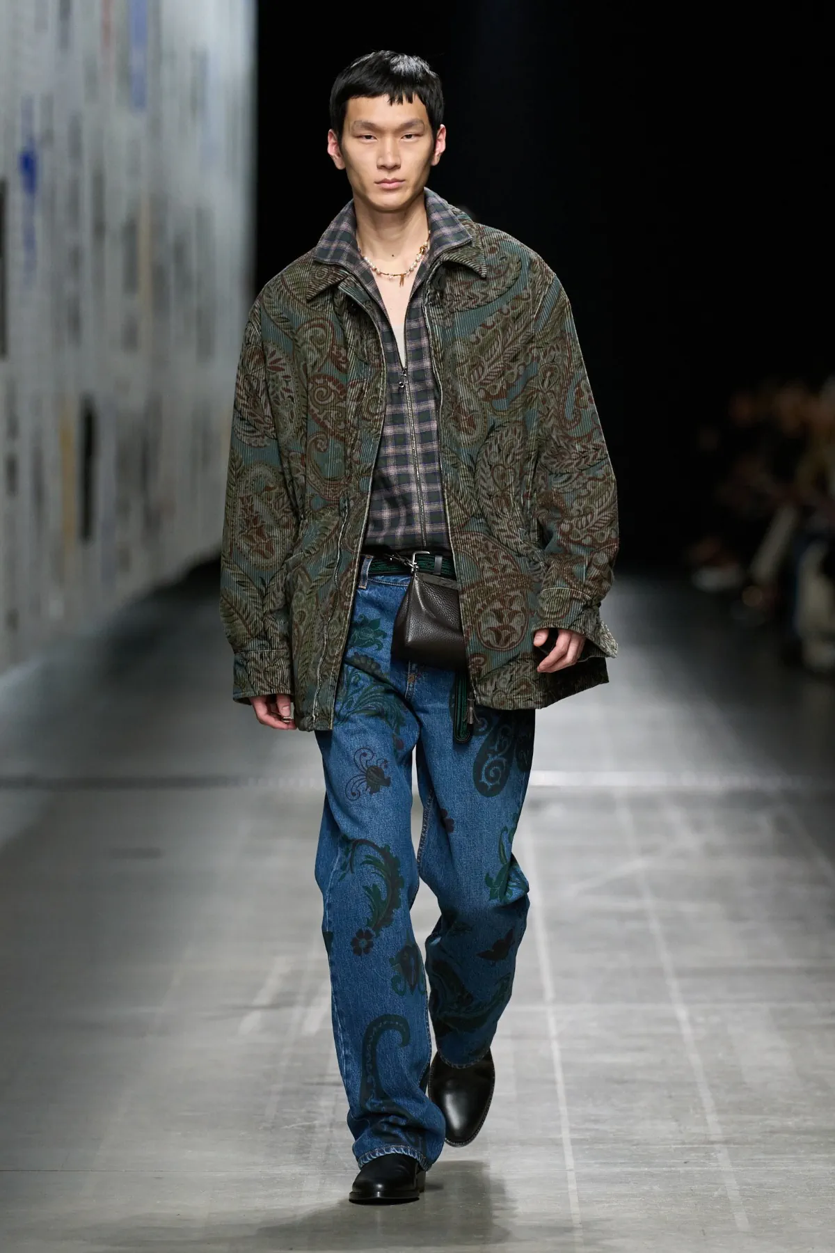 La collection Homme Automne 2025 d'Etro met en avant des motifs audacieux dans une modernité épurée