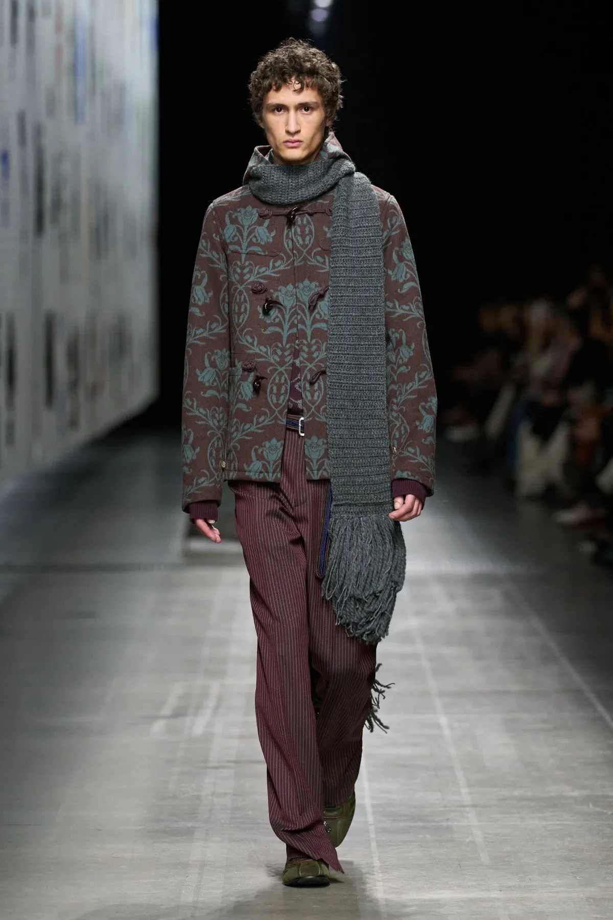 La collection Homme Automne 2025 d'Etro met en avant des motifs audacieux dans une modernité épurée