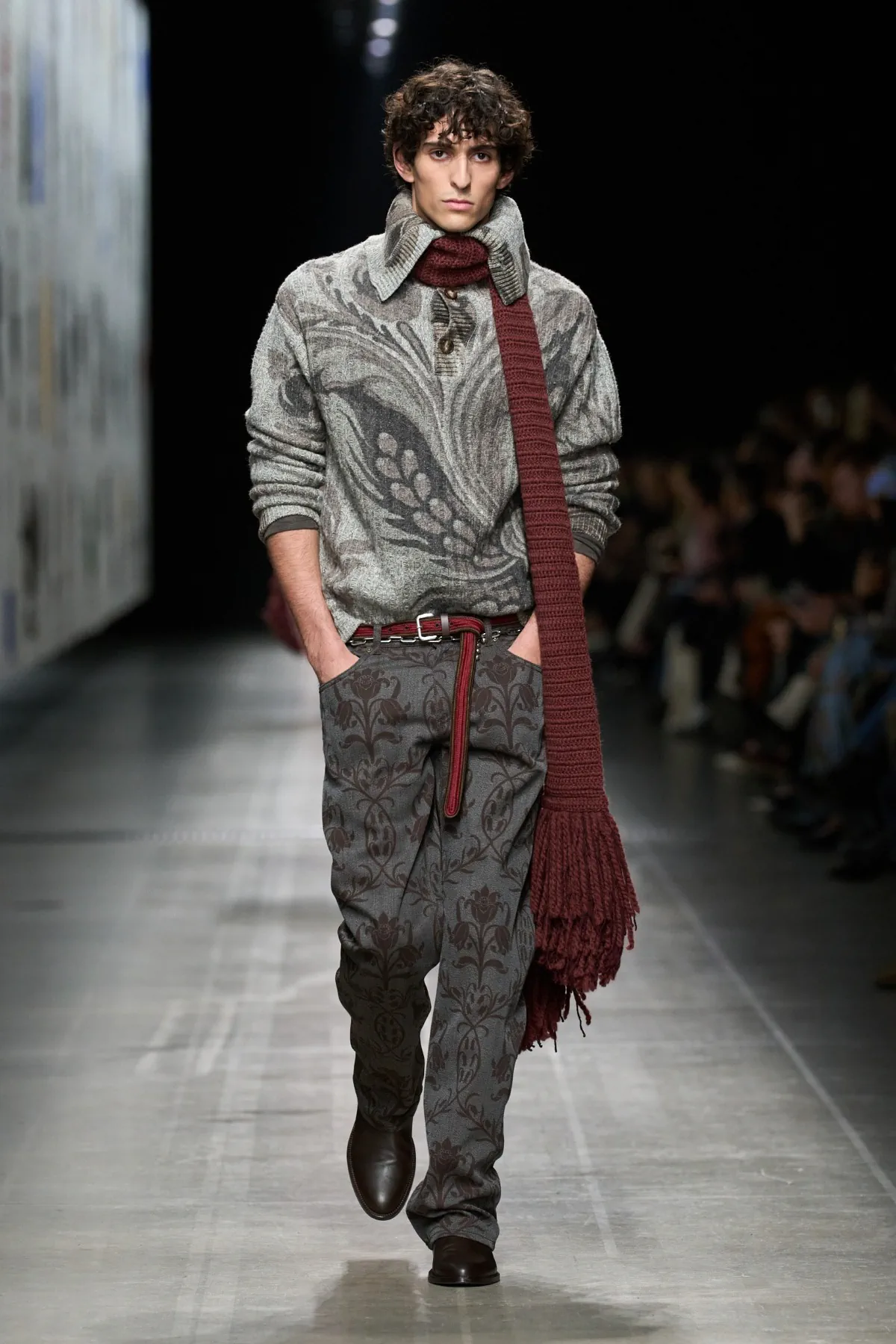 La collection Homme Automne 2025 d'Etro met en avant des motifs audacieux dans une modernité épurée