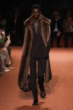 Fendi Fall Winter 2025 Milan Fashion Week 1 La collection Homme Automne 2025 de Fendi rend hommage à un siècle de savoir-faire artisanal avec une modernité audacieuse
