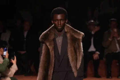 La collection Homme Automne 2025 de Fendi rend hommage à un siècle de savoir-faire artisanal avec une modernité audacieuse