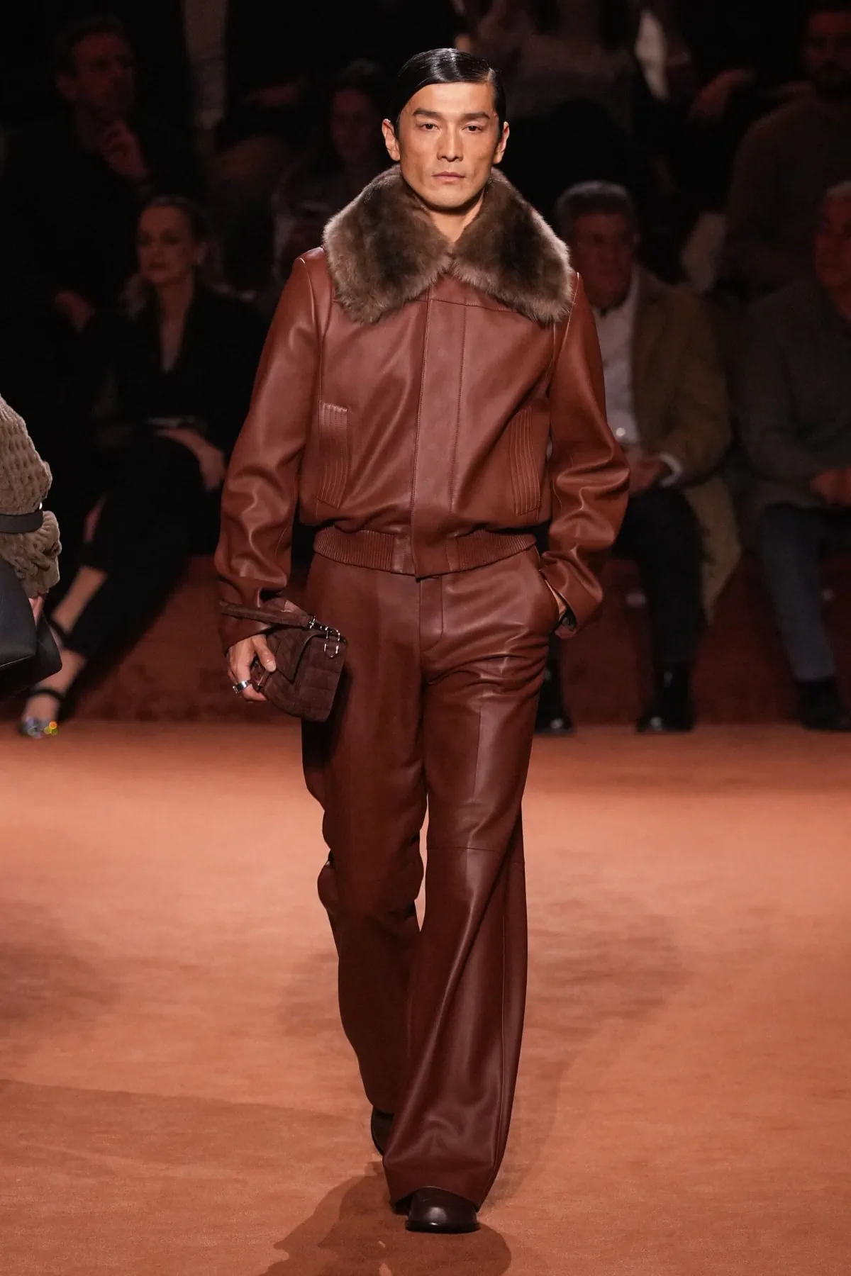La collection Homme Automne 2025 de Fendi rend hommage à un siècle de savoir-faire artisanal avec une modernité audacieuse