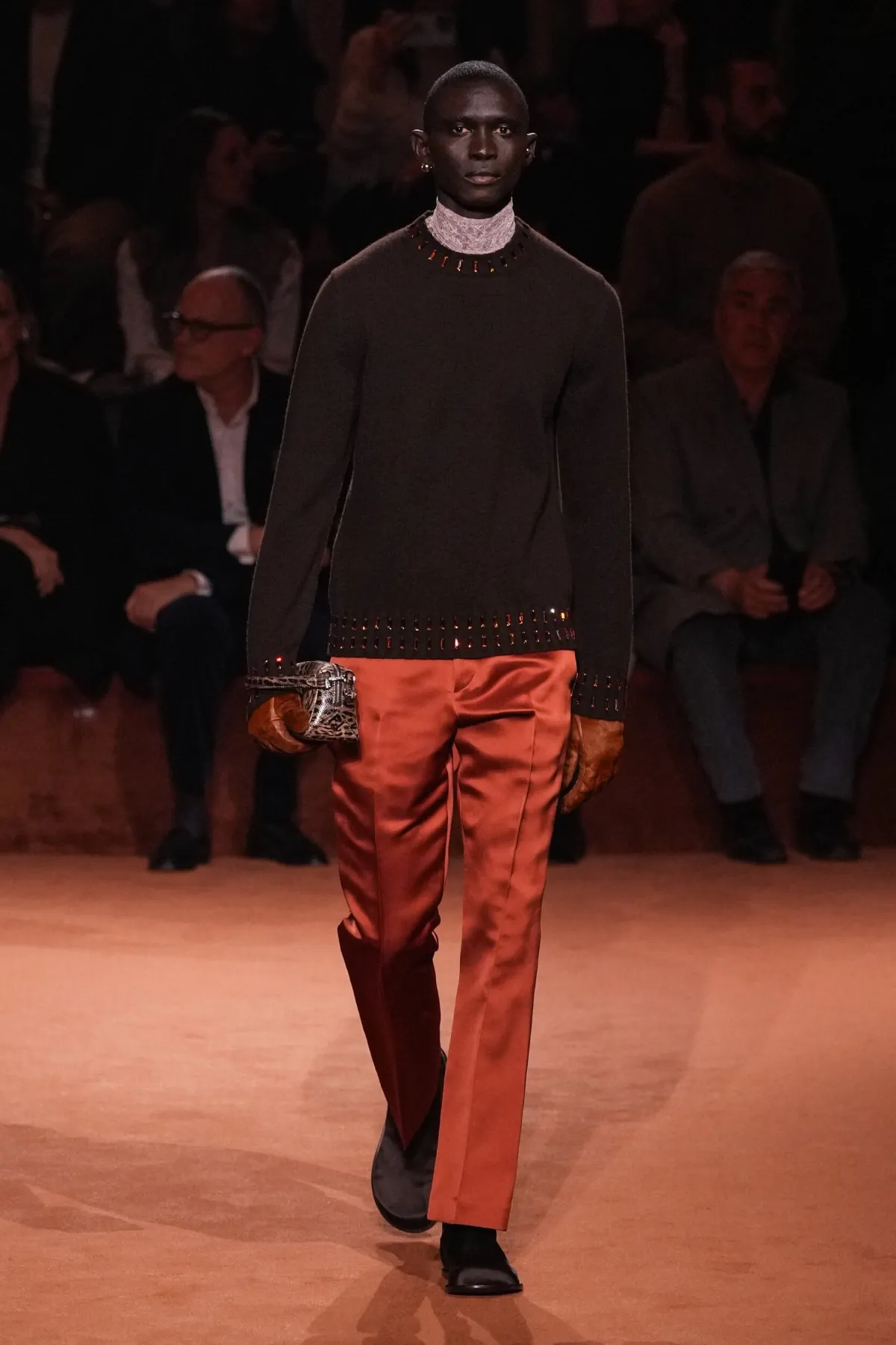 La collection Homme Automne 2025 de Fendi rend hommage à un siècle de savoir-faire artisanal avec une modernité audacieuse
