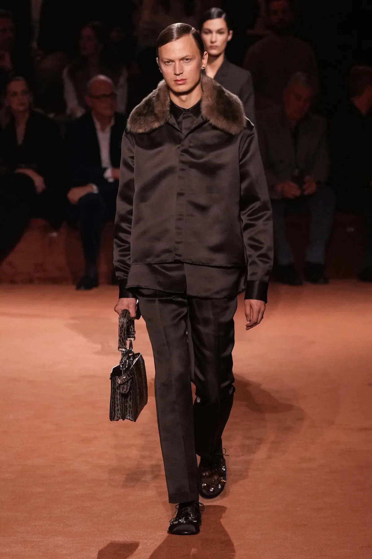 La collection Homme Automne 2025 de Fendi rend hommage à un siècle de savoir-faire artisanal avec une modernité audacieuse